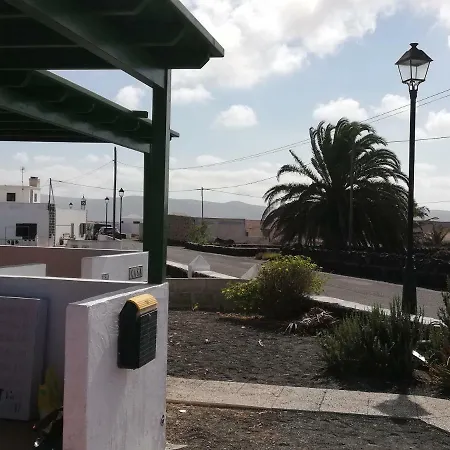 Casa Antonia Reyes, A La Sombra De Famara شقة